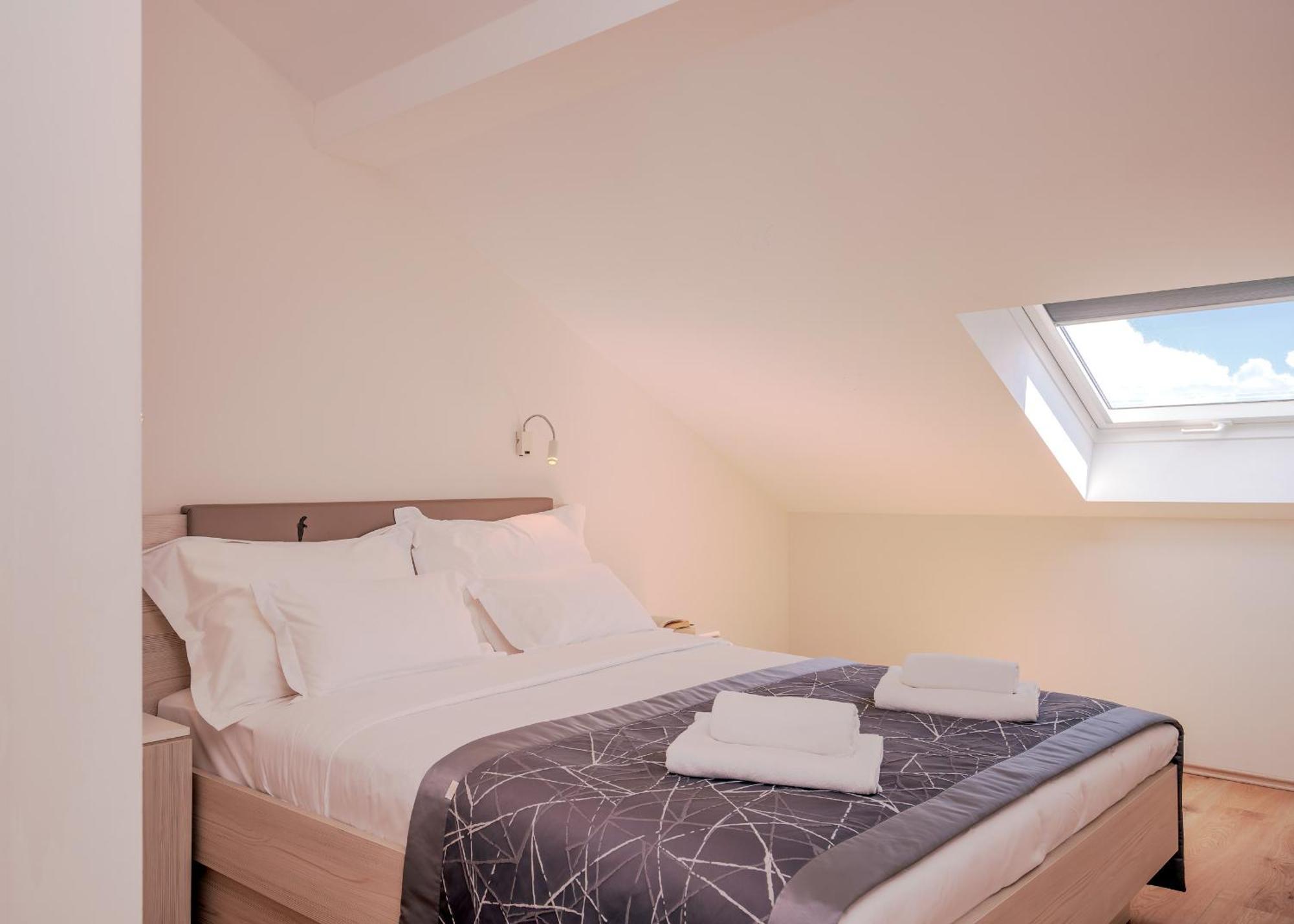Hotel Sol Bol Bagian luar foto